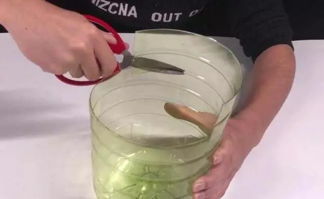洗碗池裡一定要放個油桶提手,作用太棒了,全家人都搶著用 !