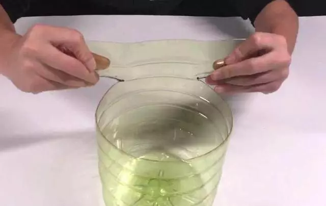 洗碗池裡一定要放個油桶提手,作用太棒了,全家人都搶著用 !