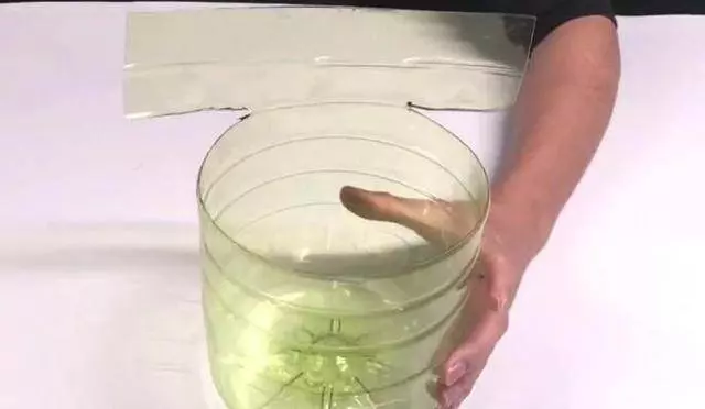 洗碗池裡一定要放個油桶提手,作用太棒了,全家人都搶著用 !
