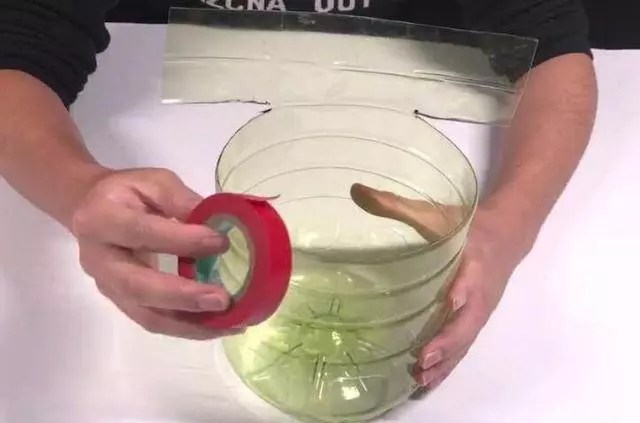 洗碗池裡一定要放個油桶提手,作用太棒了,全家人都搶著用 !