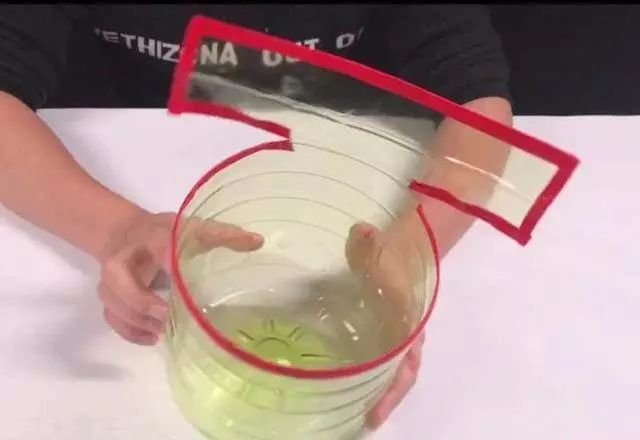 洗碗池裡一定要放個油桶提手,作用太棒了,全家人都搶著用 !