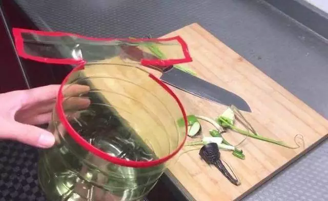 洗碗池裡一定要放個油桶提手,作用太棒了,全家人都搶著用 !