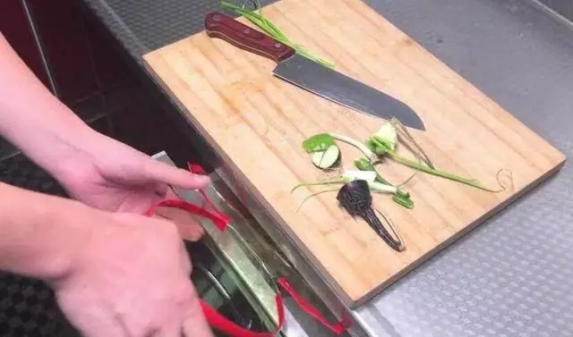 洗碗池裡一定要放個油桶提手,作用太棒了,全家人都搶著用 !