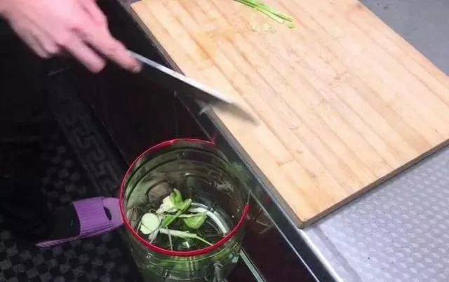 洗碗池裡一定要放個油桶提手,作用太棒了,全家人都搶著用 !