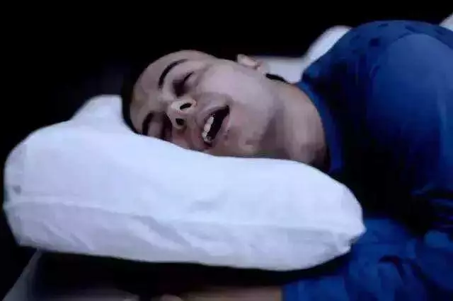 晚上睡覺時有4種「表現」,可能是血管堵塞的前兆,最好去檢查下 !