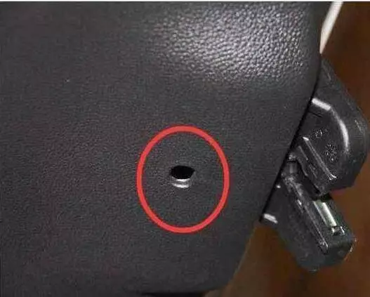 不要再費力砸玻璃了!汽車上有一個小孔,很多司機都不知道,瞭解可以救命 !