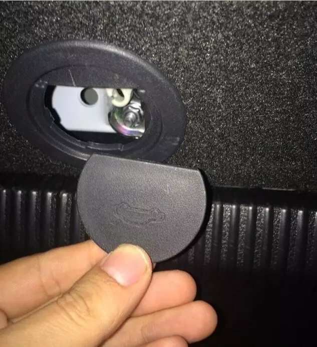 不要再費力砸玻璃了!汽車上有一個小孔,很多司機都不知道,瞭解可以救命 !