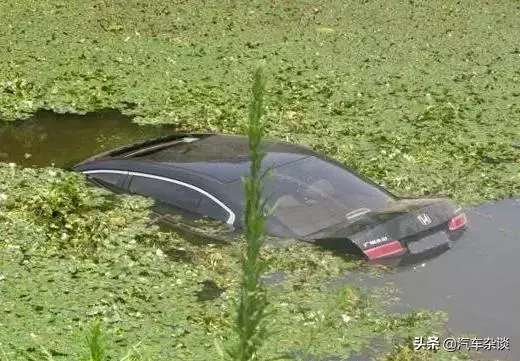 不要再費力砸玻璃了!汽車上有一個小孔,很多司機都不知道,瞭解可以救命 !