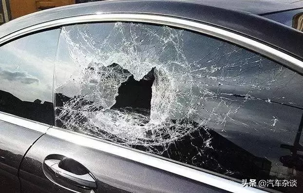 不要再費力砸玻璃了!汽車上有一個小孔,很多司機都不知道,瞭解可以救命 !