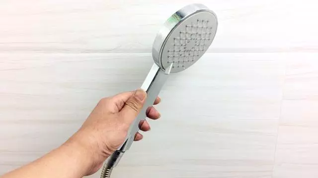 把牙膏擠到淋浴噴頭上,居然有這個妙用,家家戶戶都需要!超實用!