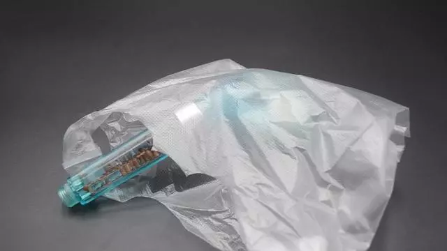 把牙膏擠到淋浴噴頭上,居然有這個妙用,家家戶戶都需要!超實用!