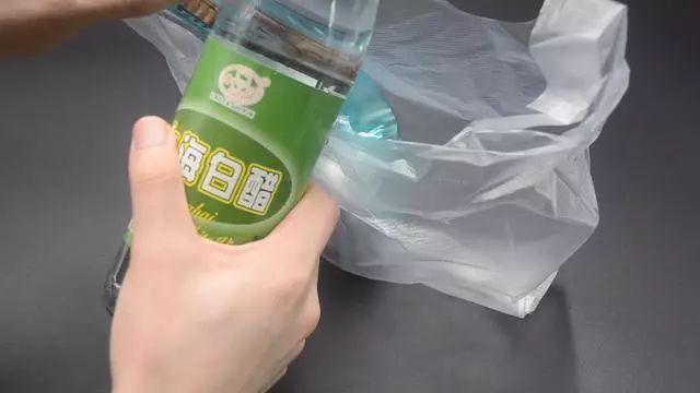 把牙膏擠到淋浴噴頭上,居然有這個妙用,家家戶戶都需要!超實用!