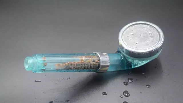 把牙膏擠到淋浴噴頭上,居然有這個妙用,家家戶戶都需要!超實用!