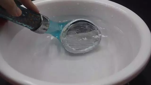 把牙膏擠到淋浴噴頭上,居然有這個妙用,家家戶戶都需要!超實用!