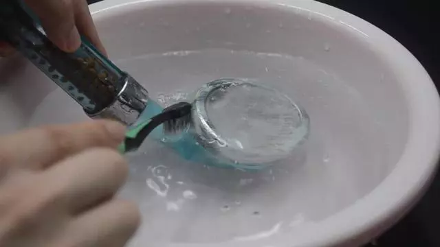 把牙膏擠到淋浴噴頭上,居然有這個妙用,家家戶戶都需要!超實用!