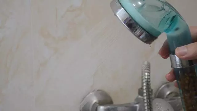 把牙膏擠到淋浴噴頭上,居然有這個妙用,家家戶戶都需要!超實用!