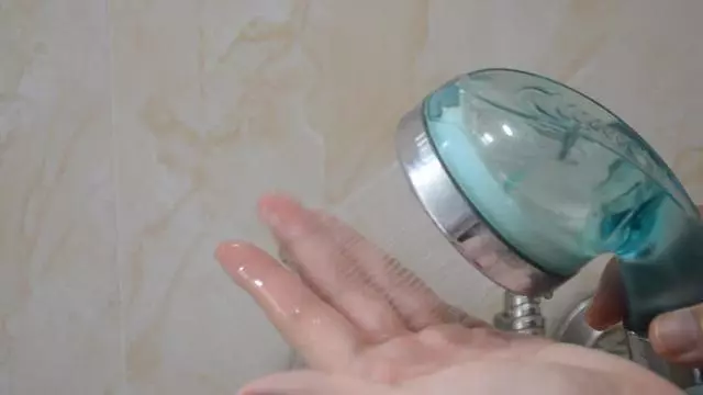 把牙膏擠到淋浴噴頭上,居然有這個妙用,家家戶戶都需要!超實用!
