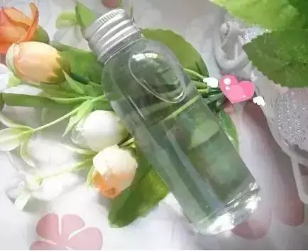 白醋其實蘊藏著美容護膚秘密。只需巧妙利用,可以讓45歲阿姨容顏煥發皮膚嫩得像寶寶。想擁有漂亮肌膚的你快試一試這簡單妙方