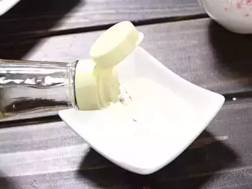 白醋其實蘊藏著美容護膚秘密。只需巧妙利用,可以讓45歲阿姨容顏煥發皮膚嫩得像寶寶。想擁有漂亮肌膚的你快試一試這簡單妙方