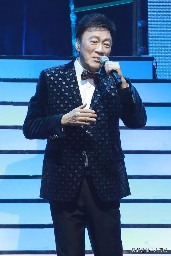 74歲「傳奇警司」陳欣健現身,曾背妻擁27位紅顏,但卻是盡責丈夫!