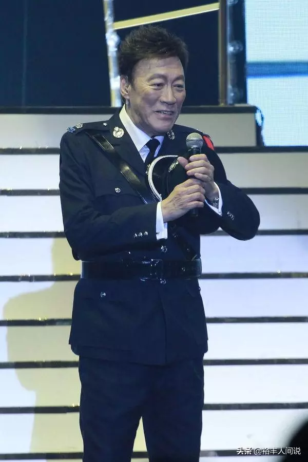 74歲「傳奇警司」陳欣健現身,曾背妻擁27位紅顏,但卻是盡責丈夫!
