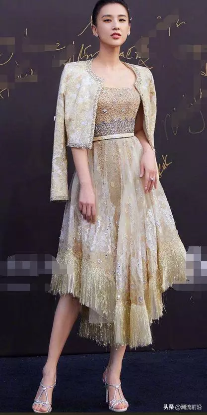 黃聖依不服老!機場露臍狂炫腹,肚腩鬆鬆垮垮,一看就是生過娃!