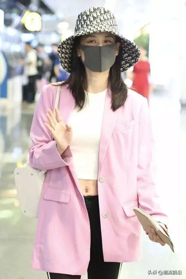 黃聖依不服老!機場露臍狂炫腹,肚腩鬆鬆垮垮,一看就是生過娃!