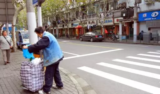 婆婆嫌棄我是村裡人,結婚後把我掃地出門,我發誓好好孝順她