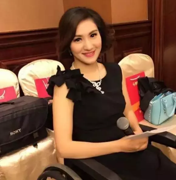 張家輝夫妻入住上億豪宅「高薪請7碩士當女兒家教」 一家人卻「穿破衣揹舊包」只花錢在對的地方