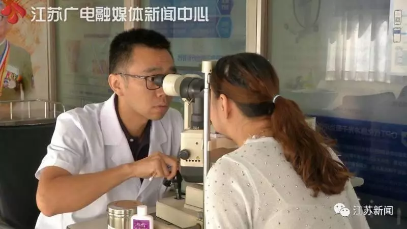 嚇人!女白領眼睛干癢還掉睫毛,竟因這東西在裡面安了家 !