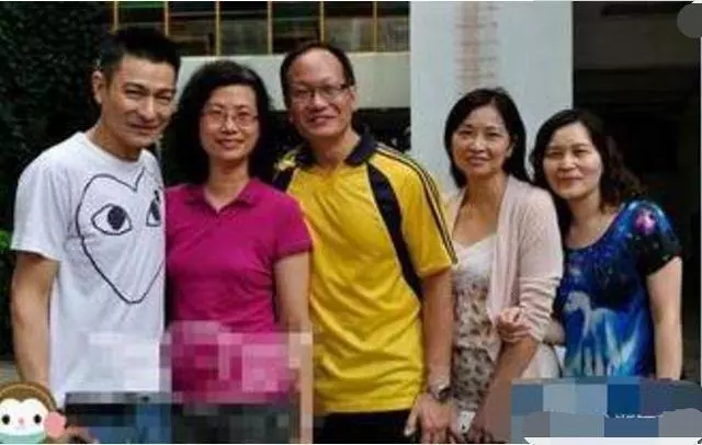 58歲劉德華一不小心曬出同學聚會照,再次證明有明星的聚會別去!…