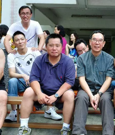 58歲劉德華一不小心曬出同學聚會照,再次證明有明星的聚會別去!…