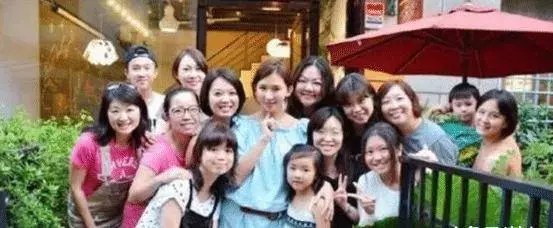 58歲劉德華一不小心曬出同學聚會照,再次證明有明星的聚會別去!…