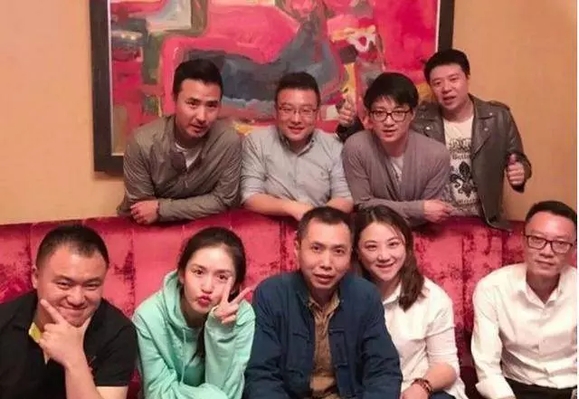 58歲劉德華一不小心曬出同學聚會照,再次證明有明星的聚會別去!…