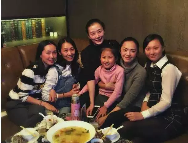 58歲劉德華一不小心曬出同學聚會照,再次證明有明星的聚會別去!…