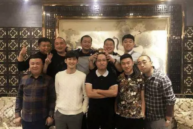 58歲劉德華一不小心曬出同學聚會照,再次證明有明星的聚會別去!…
