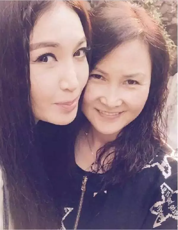 58歲劉德華一不小心曬出同學聚會照,再次證明有明星的聚會別去!…