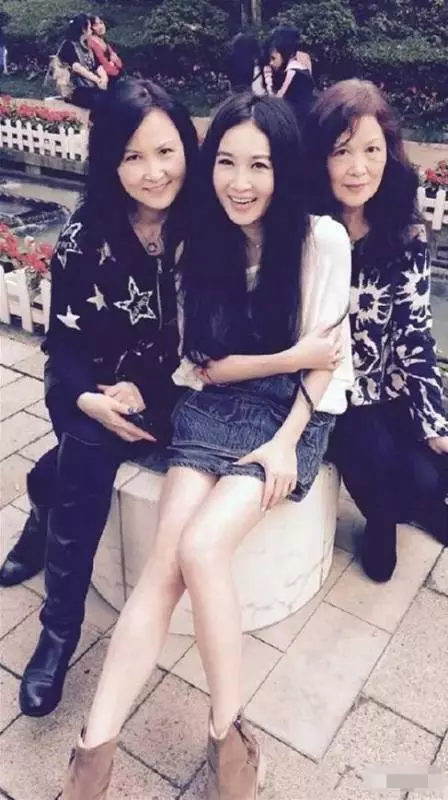 58歲劉德華一不小心曬出同學聚會照,再次證明有明星的聚會別去!…