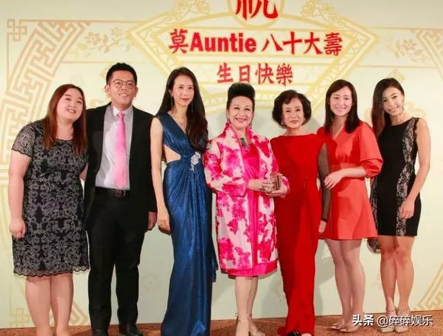 莫文蔚全家福曝光!80歲媽媽「一身紅禮服」身材凹凸有致,歡慶生日「優雅凍齡」賣出珍藏做慈善~~