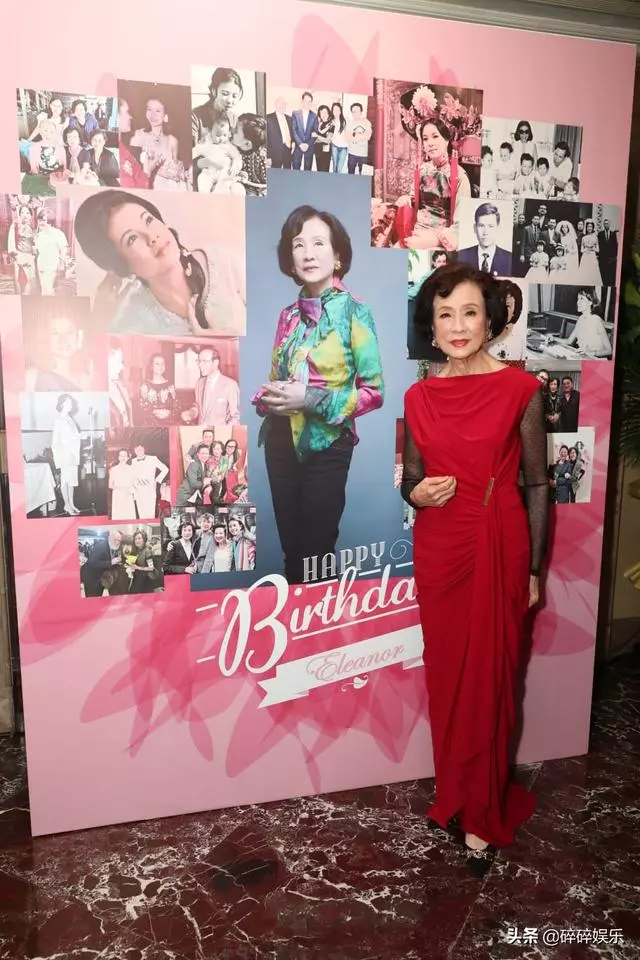 莫文蔚全家福曝光!80歲媽媽「一身紅禮服」身材凹凸有致,歡慶生日「優雅凍齡」賣出珍藏做慈善~~