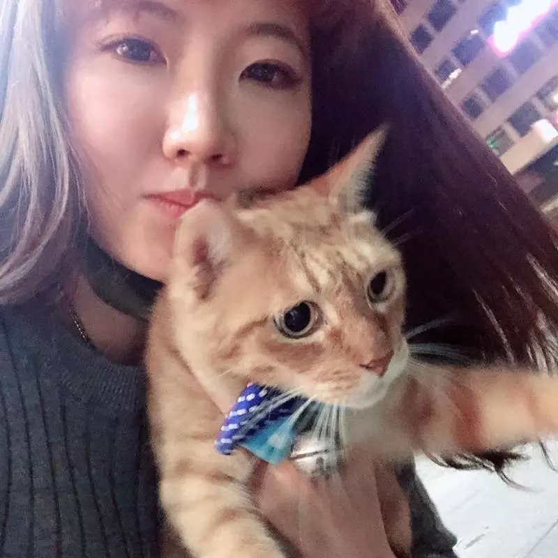 謝忻遭批「做公益贖罪」!好友曝她「每天清病人穢物」,「把流浪貓當小孩養」心疼善良被扭曲~~