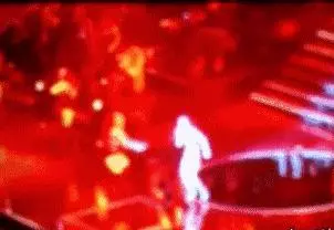 30歲女歌手演出時遭舞台煙花擊中腹部不幸身亡,粉絲錄下全過程!