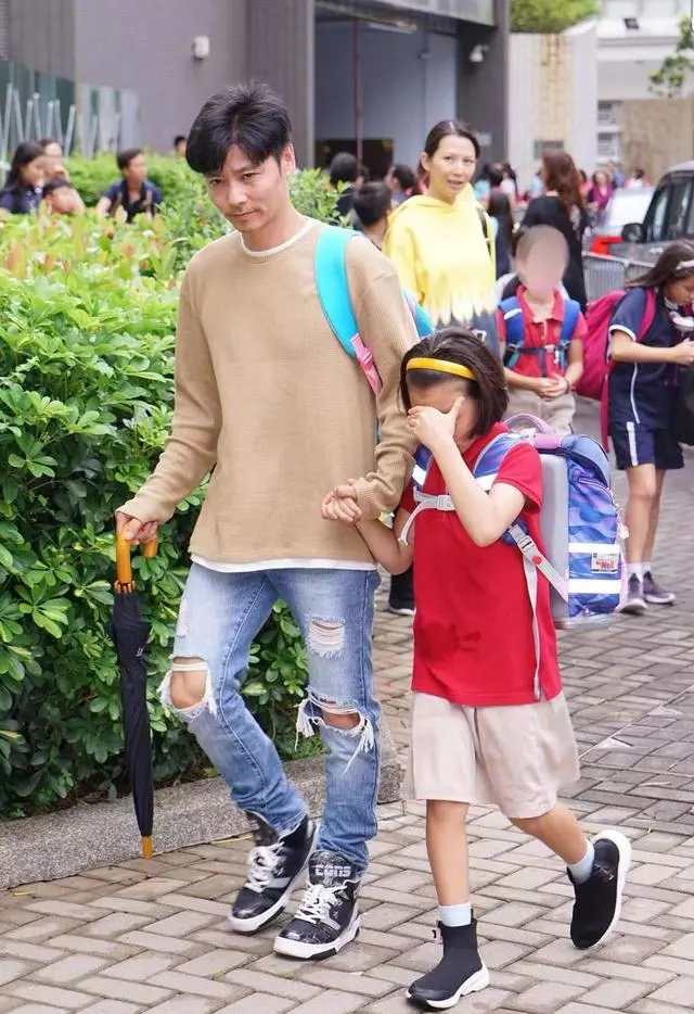 洪金寶兒子洪天明,罕見接倆兒子放學,巧遇蔡少芬挺三胎孕肚送娃!