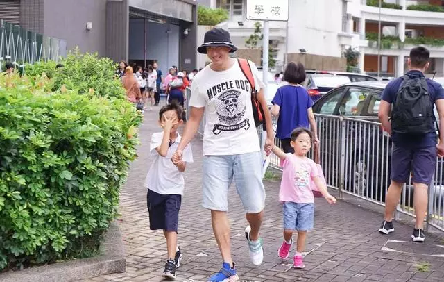 洪金寶兒子洪天明,罕見接倆兒子放學,巧遇蔡少芬挺三胎孕肚送娃!
