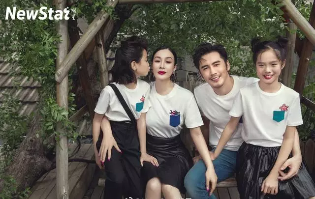 鍾麗緹一家四口穿親子裝拍大片,考拉甜美像媽,二女兒超模臉出眾!