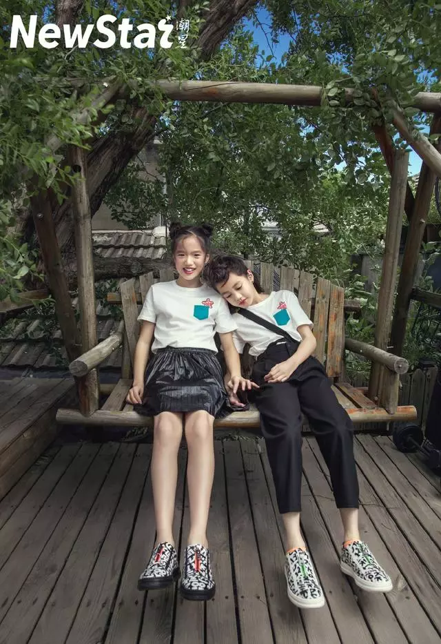 鍾麗緹一家四口穿親子裝拍大片,考拉甜美像媽,二女兒超模臉出眾!