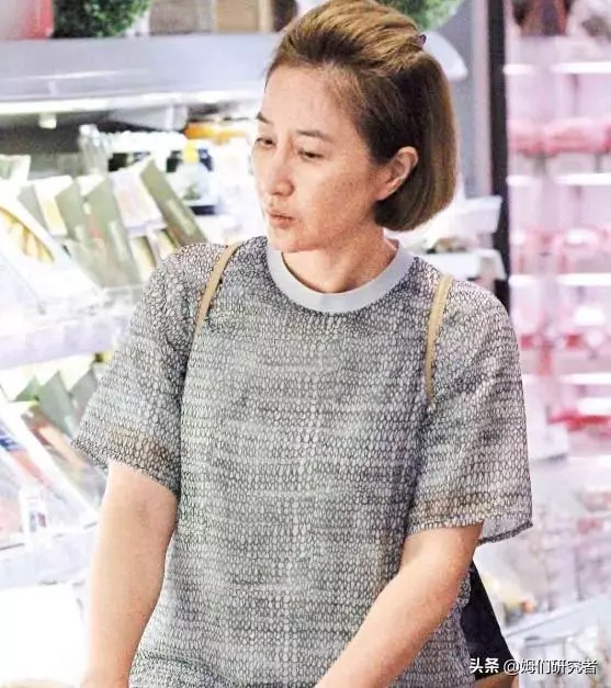 張家輝夫妻入住上億豪宅「高薪請7碩士當女兒家教」 一家人卻「穿破衣揹舊包」只花錢在對的地方