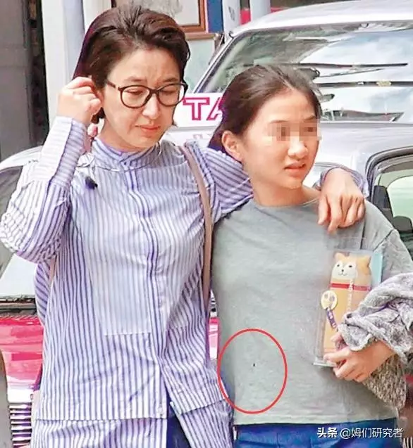 張家輝夫妻入住上億豪宅「高薪請7碩士當女兒家教」 一家人卻「穿破衣揹舊包」只花錢在對的地方