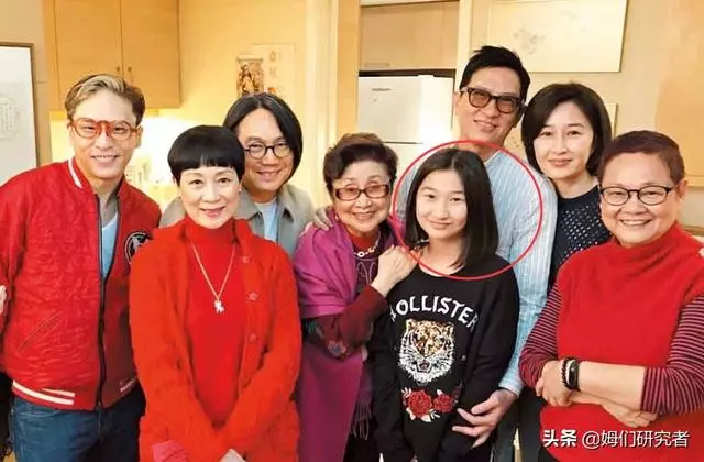 張家輝夫妻入住上億豪宅「高薪請7碩士當女兒家教」 一家人卻「穿破衣揹舊包」只花錢在對的地方