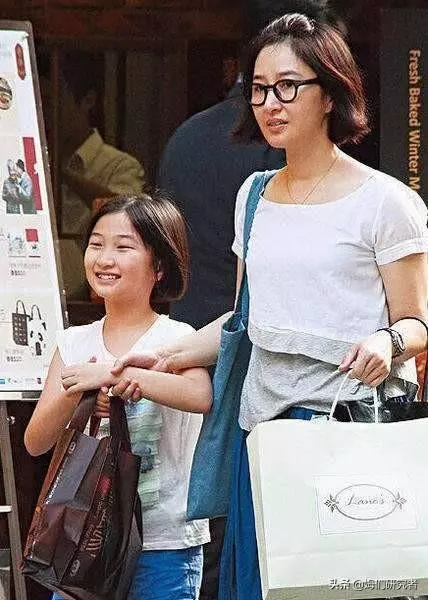 張家輝夫妻入住上億豪宅「高薪請7碩士當女兒家教」 一家人卻「穿破衣揹舊包」只花錢在對的地方